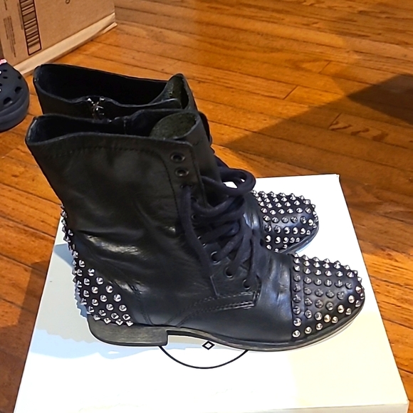 Steve Madden black studded combat boots. Sz 6.  Really good used condition! - Picture 3 of 5